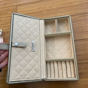 Travel jewelry case